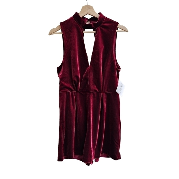 NWT Stella Luce Burgundy Velvet Romper with Cutout and Lace Detail, Size Small - Picture 2 of 14